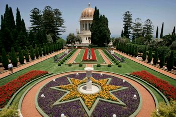 صورة أرشيفية - أحد أتباع البهائية يسير في حدائق معبد البهائية في مدينة حيفا شمال إسرائيل، 14 يوليو 2000