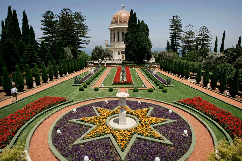 صورة أرشيفية - أحد أتباع البهائية يسير في حدائق معبد البهائية في مدينة حيفا شمال إسرائيل، 14 يوليو 2000