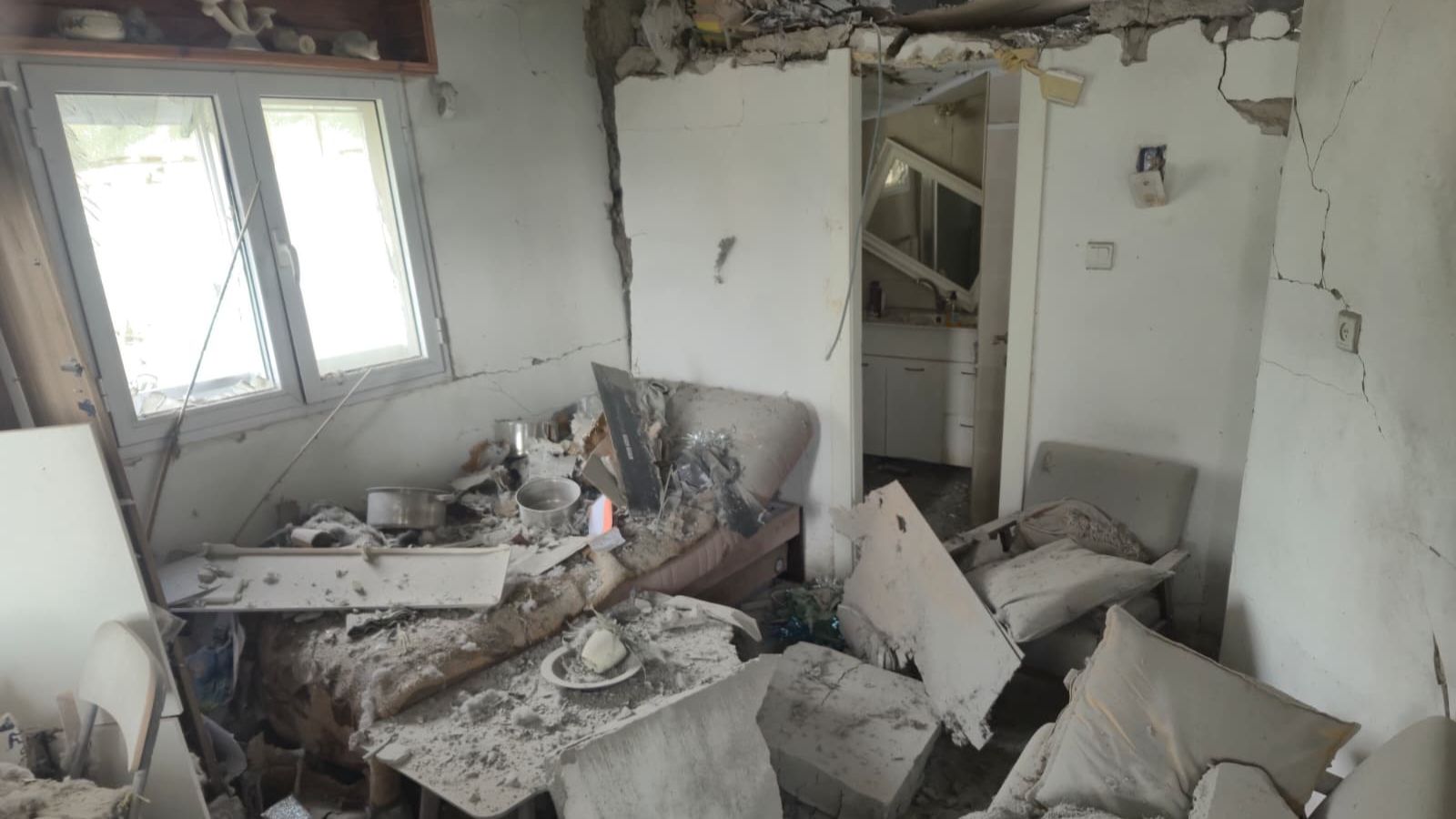 LIVE BLOG | Tirs en provenance d'Iran sur le nord d'Israël : un blessé léger après l'impact d'une sous-munition à Kiryat Ata