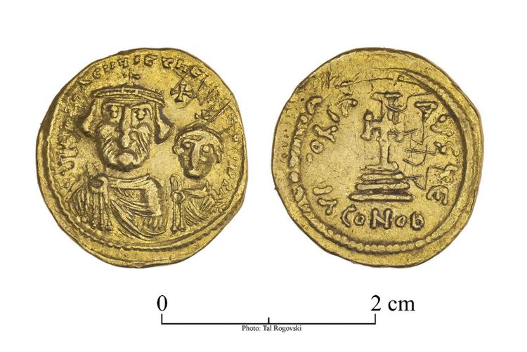 Deux monnaies d’or rarissimes et une bague délicatement ouvragée ont récemment été mises au jour lors de travaux de fouilles.