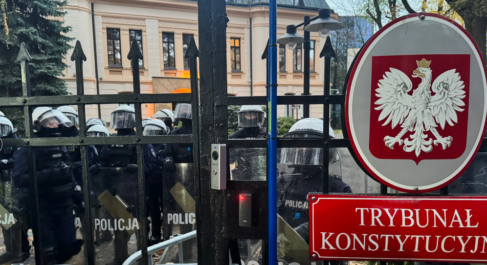 Des policiers gardent l’entrée du Tribunal constitutionnel polonais à Varsovie, samedi 31 octobre 2026. 