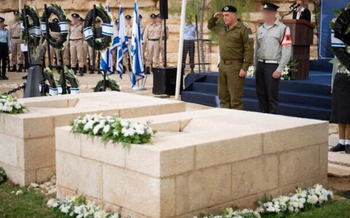 Le lieutenant-général Eyal Zamir, chef d'état-major des Forces de défense israéliennes, salue la tombe de David Ben-Gourion à Midreshet Ben-Gourion, près de Sde Boker, dans le sud d'Israël, le 26 novembre 2025. 