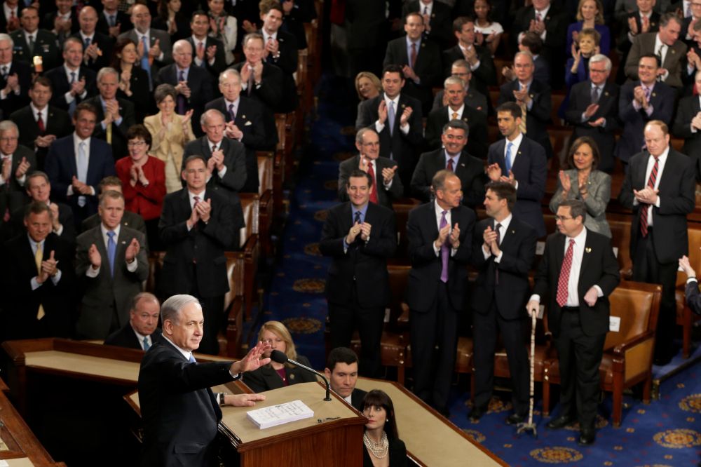 DOSSIER – Dans cette photo d'archive du 3 mars 2015, le Premier ministre israélien Benjamin Netanyahu s'exprime contre l'accord nucléaire international mené par les États-Unis avec l'Iran en 2015 devant une réunion conjointe du Congrès au Capitole à Washington.