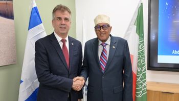 Shlomi Amsalem/GPO Le ministre israélien de l'Énergie et des Infrastructures, Eli Cohen et le président du Somaliland, Abdirahman Mohamed Abdullahi, en Israël, le 16.06.2026