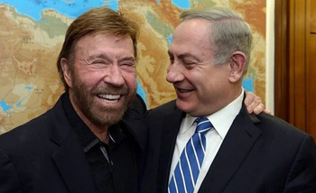 Le Premier ministre Benjamin Netanyahou rencontre l’acteur américain Chuck Norris au bureau du Premier ministre à Jérusalem, le 8 février 2017.