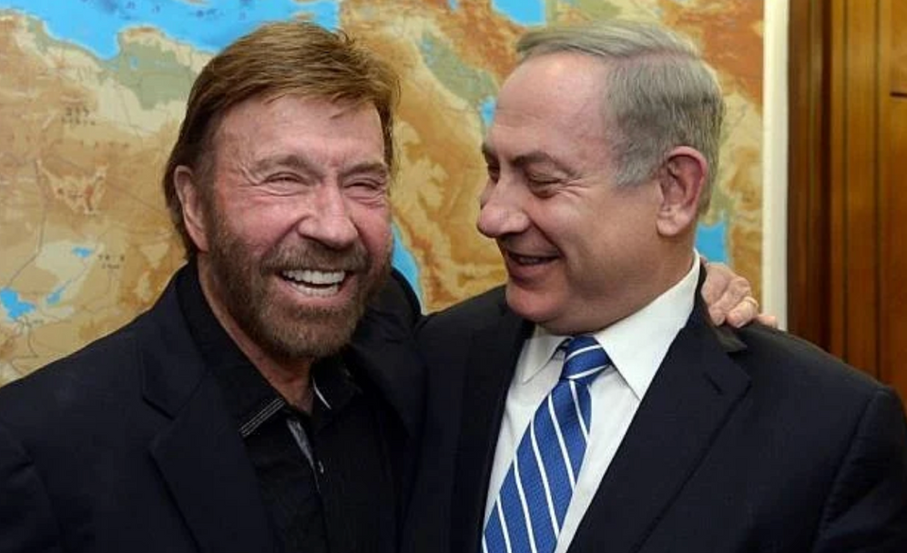 Le Premier ministre Benjamin Netanyahou rencontre l’acteur américain Chuck Norris au bureau du Premier ministre à Jérusalem, le 8 février 2017.
