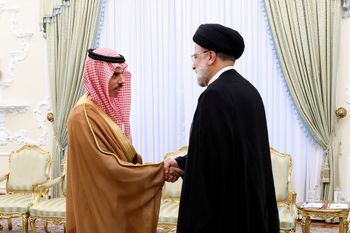 Le président Ebrahim Raïssi, à droite, serre la main du ministre saoudien des Affaires étrangères, le prince Faisal bin Farhan, au bureau de la présidence à Téhéran, en Iran, le samedi 17 juin 2023