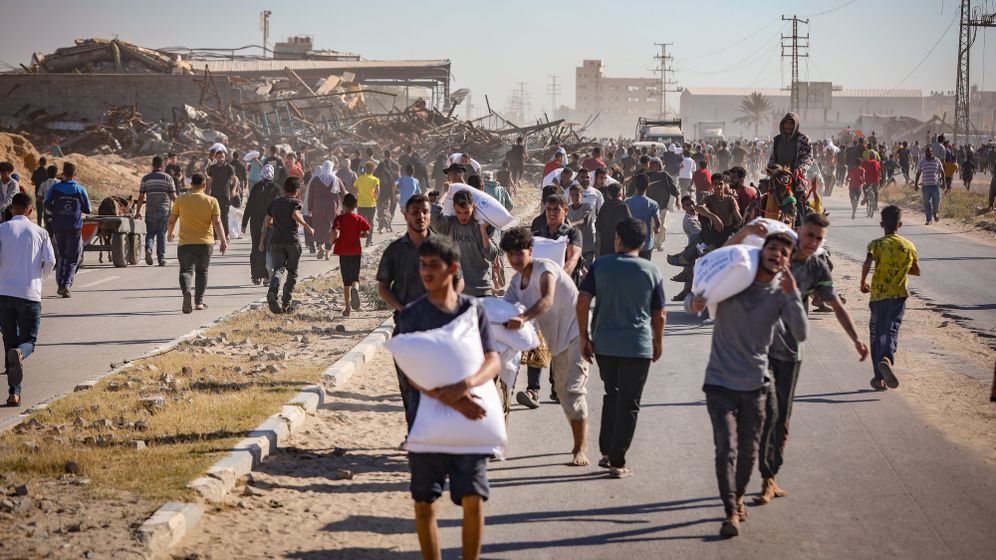 Illustration - Des Gazaouis reçoivent de l'aide humanitaire