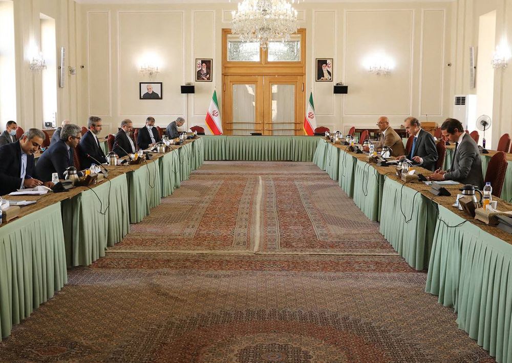 Le vice-ministre iranien des Affaires étrangères Ali Bagheri (3e à gauche) rencontre le secrétaire général adjoint du Service européen pour l'action extérieure (SEAE), Enrique Mora (2e à droite), à Téhéran, le 14 octobre 2021