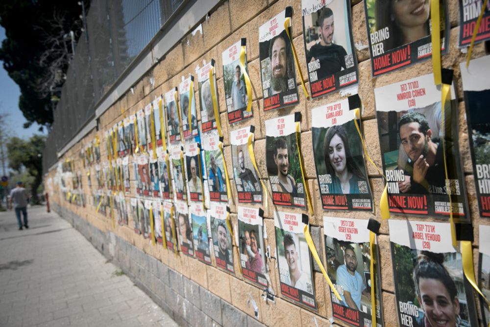Des photographies d'Israéliens toujours retenus en otage par les terroristes du Hamas à Gaza, affichées devant le ministère de la Défense à Tel Aviv, Israël