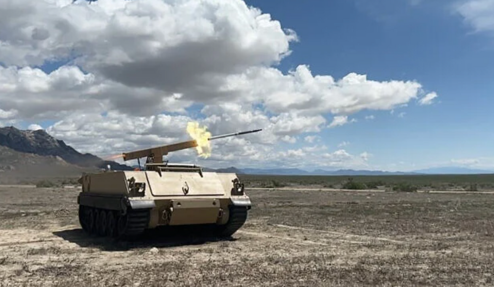 Le démonstrateur  robotisé de BAE Systems frappe une cible au sol avec une roquette guidée par laser APKWS, sur une photo non datée 