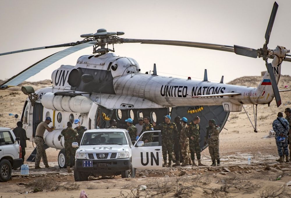 هبوط أفراد بعثة الأمم المتحدة للاستفتاء في الصحراء  (مينورسو) من مروحية ميل مي 8 عند هبوطها على الجانب المغربي من المعبر الحدودي بين المغرب وموريتانيا في كركرات الواقعة في الصحراء الغربية ، في 25 نوفمبر 2020