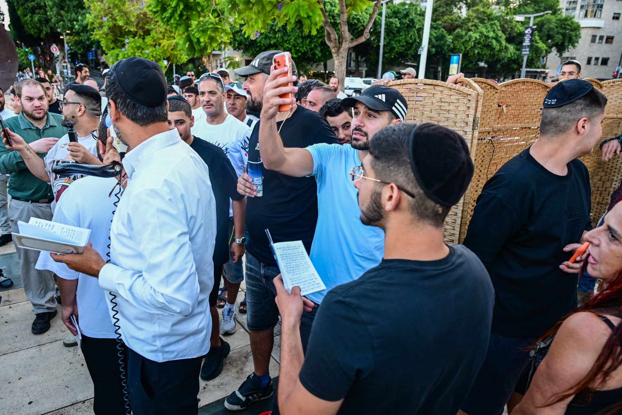 Tel-Aviv interdit la séparation hommes-femmes lors des Seli'hot, des rabbins saisissent la justice