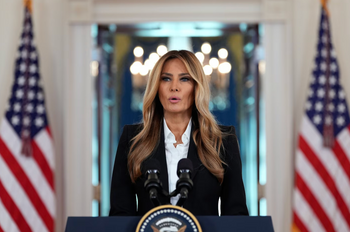 La première dame Melania Trump s'exprime dans le Grand Foyer de la Maison Blanche, le 10 octobre 2025, à Washington.