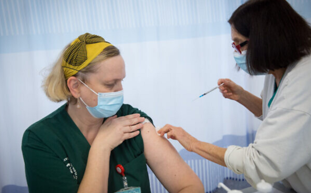 Les membres du personnel médical du centre médical Sheva reçoivent la deuxième dose du vaccin Covid-19