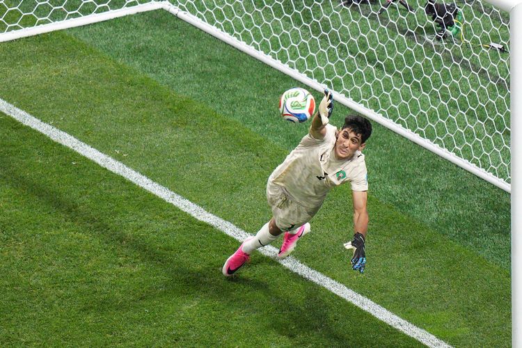 ياسين بونو يتصدى لهدف في شباك المغرب خلال المباراة مع هاييتي 