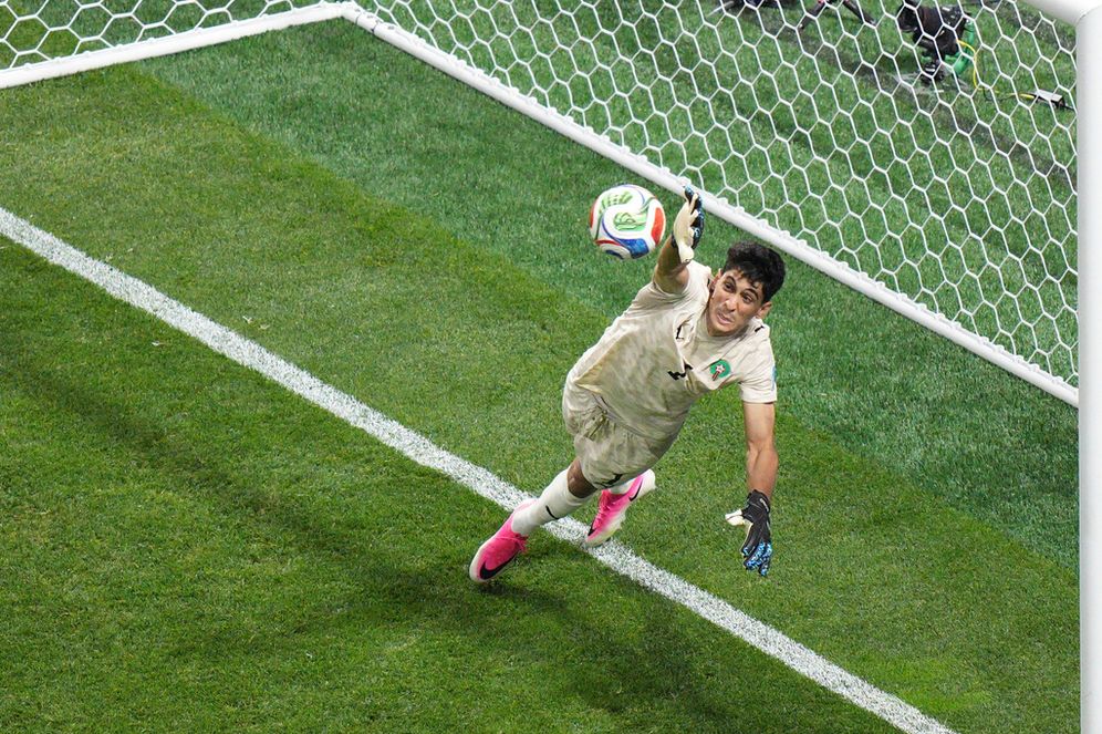 ياسين بونو يتصدى لهدف في شباك المغرب خلال المباراة مع هاييتي 