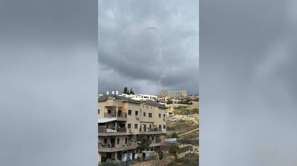 Trace de tir d'un projectile dans le ciel 