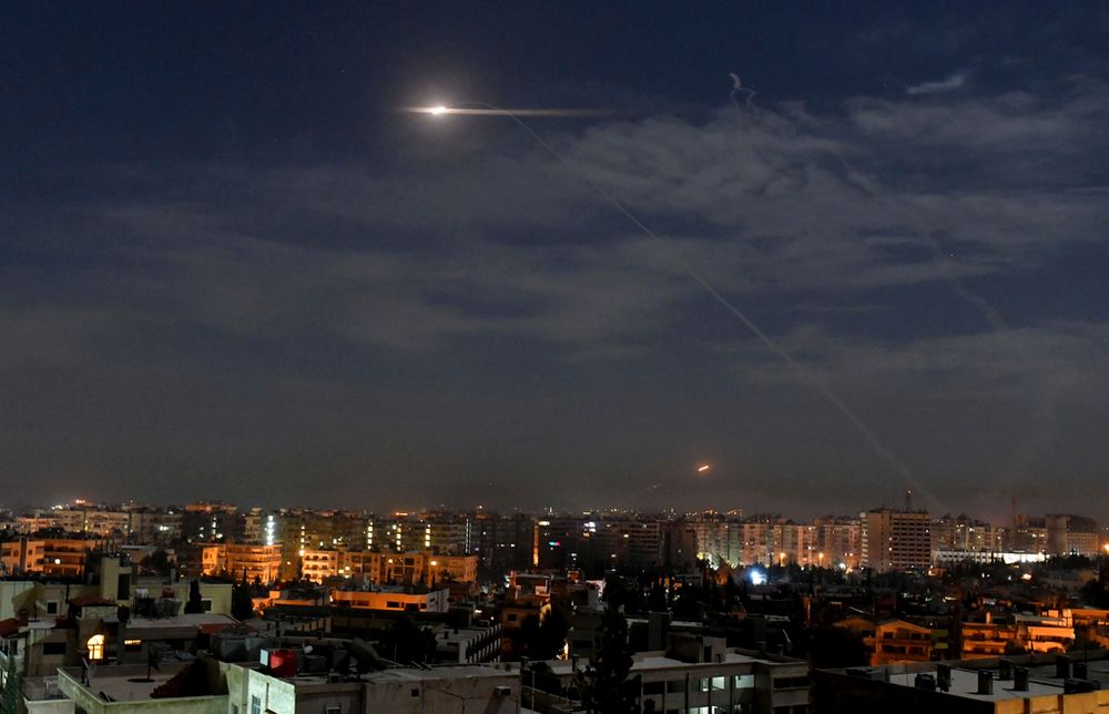صواريخ تحلق في سماء محيط المطار الدولي في دمشق سوريا