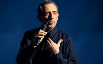 L'acteur et humoriste français Gad Elmaleh se produit sur scène avec « D'ailleurs », son nouveau spectacle au Dôme de Paris, le 8 février 2022
