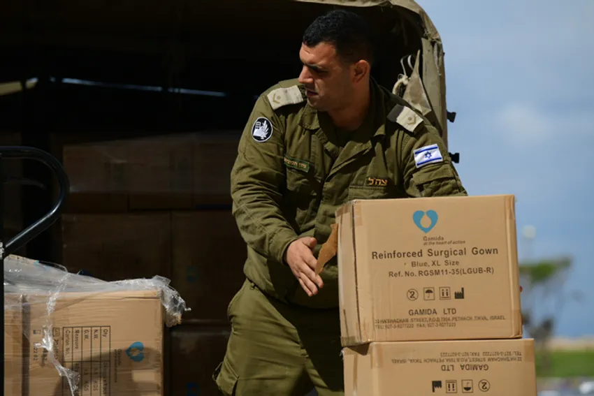 Illustration - Un soldat israélien transporte du matériel à l'hôtel Dan Panorama de Tel-Aviv, le 17 mars 2020.