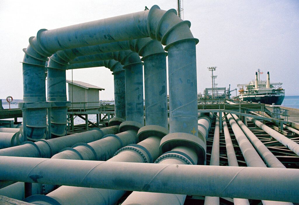 هدنة إيران–أمريكا تثير تحركًا حادًا في الأسواق: النفط يتراجع والأسهم ترتفع