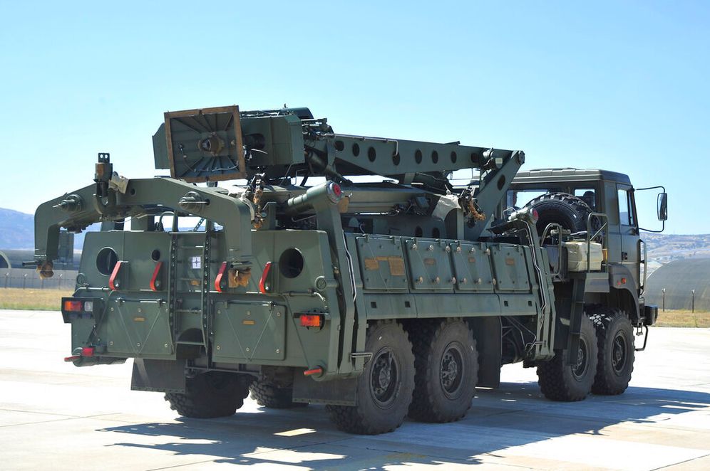 (Turkish Defence Ministry via AP, Pool, File) شاحنة تحمل أجزاءً من منظومة الدفاع الجوي إس-400 وهي تخرج من طائرة نقل روسية بعد هبوطها في مطار مرتد العسكري خارج أنقرة، تركيا.