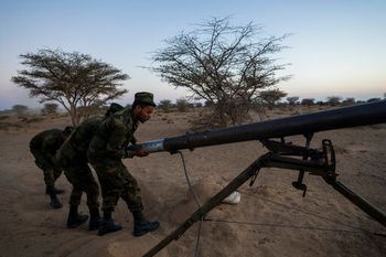 عناصر من جبهة البوليساريو يقومون بتحميل صاروخ خلال هجوم على المغرب ، بالقرب من المهيرس ، الصحراء الغربية ، الخميس ، 14 أكتوبر ، 2021.