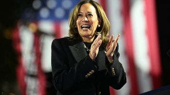 סגנית נשיא ארה"ב והמועמדת הדמוקרטית לנשיאות קמלה האריס מגיעה לנאום במהלך עצרת קמפיין בפילדלפיה, פנסילבניה 04.11.24.