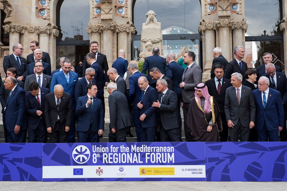 منسق السياسة الخارجية بالاتحاد الأوروبي جوزيب بوريل، الصف الأول والخامس من اليسار، ووزراء خارجية وأعضاء وفود الدول الأعضاء في الاتحاد الأوروبي ودول الشرق الأوسط وشمال أفريقيا 27 نوفمبر 2023