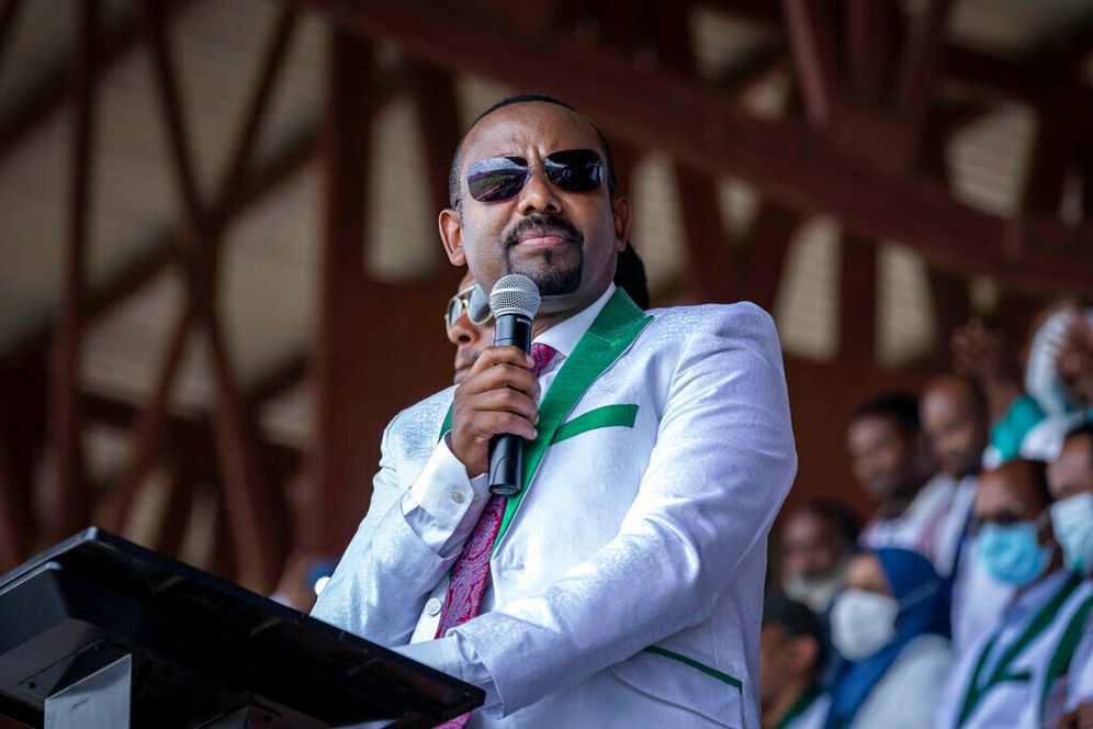 (AP Photo/Mulugeta Ayene, File) رئيس الوزراء الإثيوبي أبي أحمد يتحدث في تجمع انتخابي نهائي في ملعب ببلدة جيما في منطقة أوروميا جنوب غرب إثيوبيا في 16 يونيو 2021.