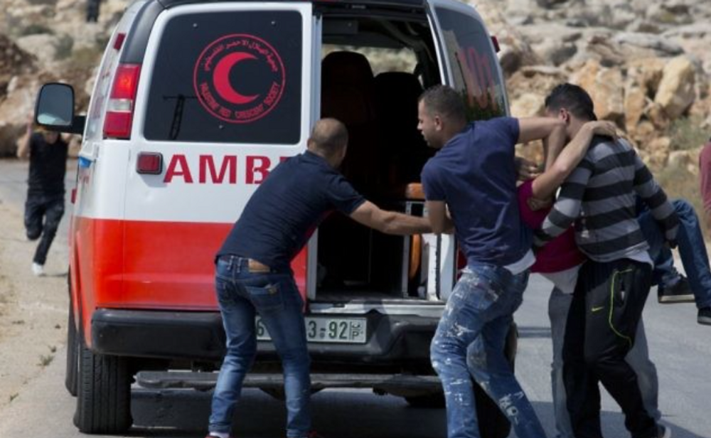 Image d'illustration | Un manifestant palestinien blessé est évacué vers une ambulance lors d'affrontements avec des soldats israéliens dans le village de Kobar en Cisjordanie, le 22 juillet 2017
