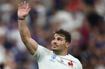 Le demi de mêlée et capitaine français Antoine Dupont célèbre la victoire lors du match de poule A de la Coupe du monde de rugby France 2023 entre la France et la Nouvelle-Zélande