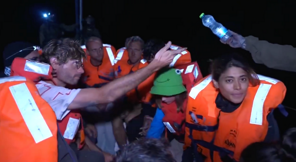 Les militants de la "flottille humanitaire" vers Gaza après leur arrestation, le 9 juin 2025