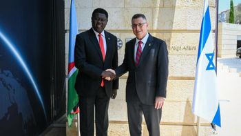 Le ministre israélien des Affaires étrangères, Gideon Sa’ar, et son homologue soudanais, Monday Semaya Kumba