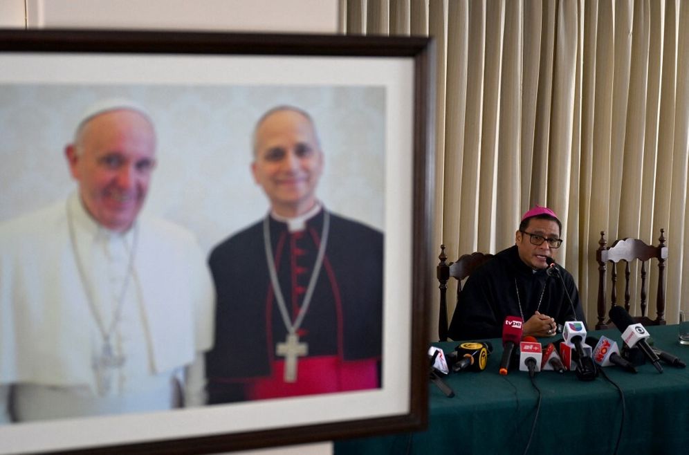  أصبح البابا ليو الرابع عشر المولود في الولايات المتحدة، المقرب من البابا فرانسيس، مواطنًا بيروفيًا في عام 2015 وكرس أكثر من 20 عامًا كمبشر في الدولة الأنديزية.