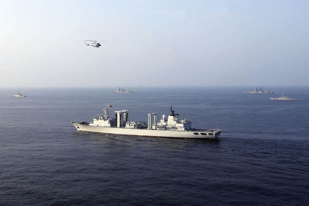 Une photo publiée sur le site officiel de l'armée iranienne le 21 janvier 2022 montre des navires de guerre iraniens, russes et chinois lors d'un exercice militaire conjoint dans l'océan Indien.