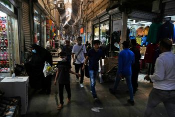 Des personnes mènent leurs activités dans le vieux bazar principal de Téhéran, en Iran