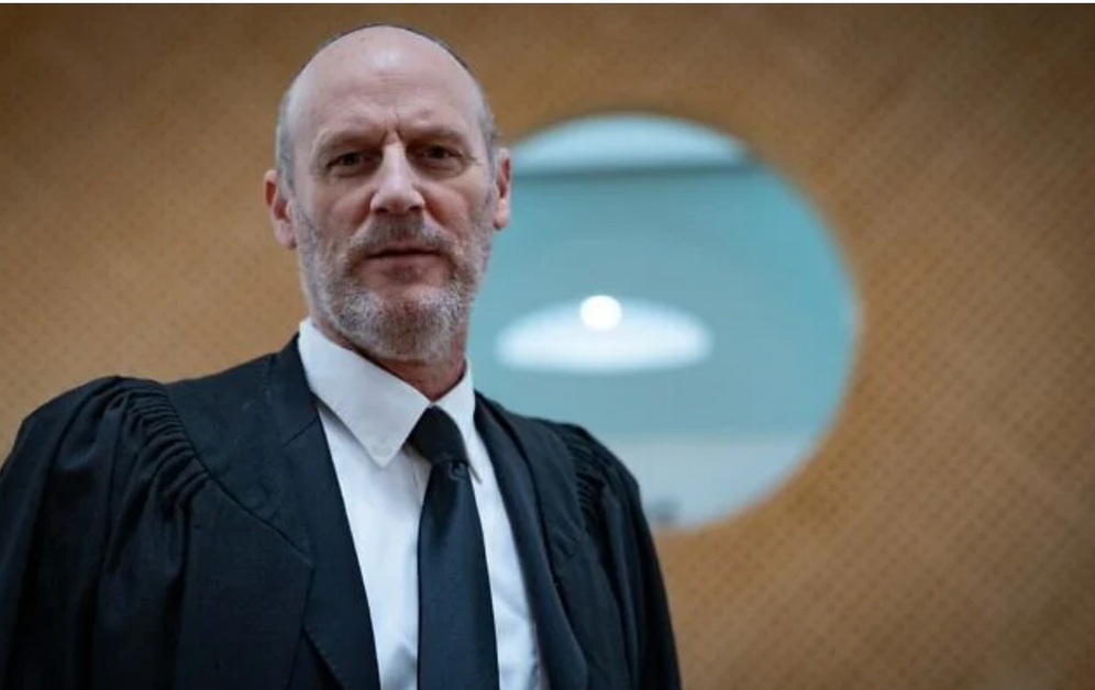 L'avocat Michael Rabello avant une audience à la Cour suprême de Jérusalem concernant le limogeage du ministre de la Sécurité nationale Itamar Ben Gvir, le 15 avril 2026.