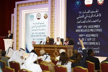 أعضاء الاتحاد البرلماني الدولي يتحدثون إلى الصحافة بعد انعقاد الدورة 140 للجمعية العامة للاتحاد البرلماني الدولي في الدوحة في 10 أبريل 2019.