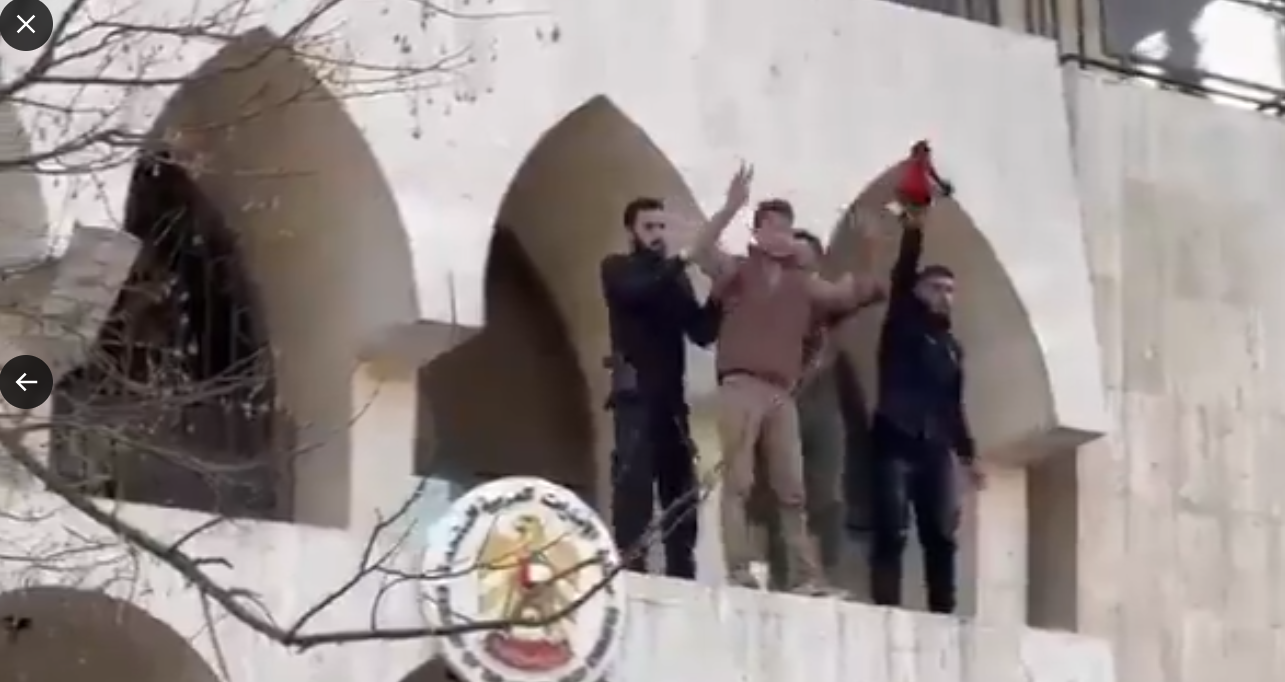 اقتحام سفارة الإمارات في دمشق ورفع العلم الفلسطيني بعد احتجاجات ضد اعتقال بويضاني