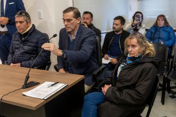 Patricia Kadgien, à droite, l'une des filles du nazi Friedrich Kadgien, et son mari, Juan Carlos Cortegoso, à gauche, assistent à une audience dans l'affaire du vol du "Portrait d'une dame" italien du XVIIIe siècle, qui a été dérobé à un collectionneur juif pendant la Seconde Guerre mondiale, à Mar del Plata, en Argentine, le 04.09.2025