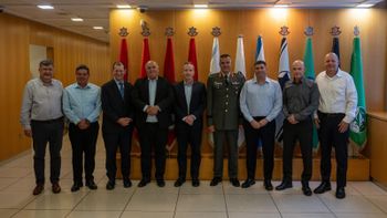 Ministère de la Défense Représentants israéliens et grecs lors de la signature d'un contrat de défense record