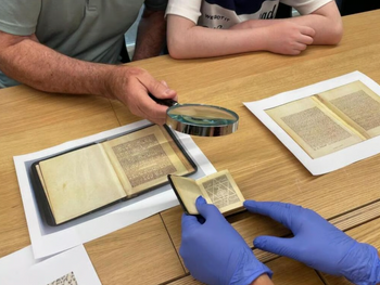 Plus de 80 ans après la Shoah, trois générations d'une même famille ont retrouvé à Yad Vashem une Bible hébraïque miniature rédigée dans le ghetto de Łódź, que son auteur croyait perdue à jamais.