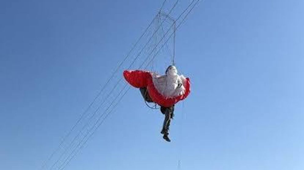 Un homme d’environ 50 ans s’est retrouvé coincé sur des lignes électriques lors d’une chute en parachute