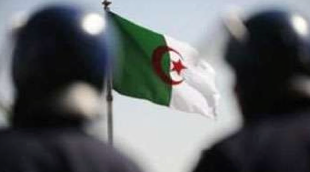 الجيش الجزائري يحذّر من محاولات استغلال الأزمات وزعزعة الجبهة الداخلية عبر خطاب التضليل