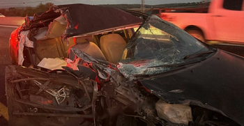 Une voiture détruite après un accident survenu pendant une alerte aux roquettes dans le nord d'Israël, dimanche 22 septembre 2024