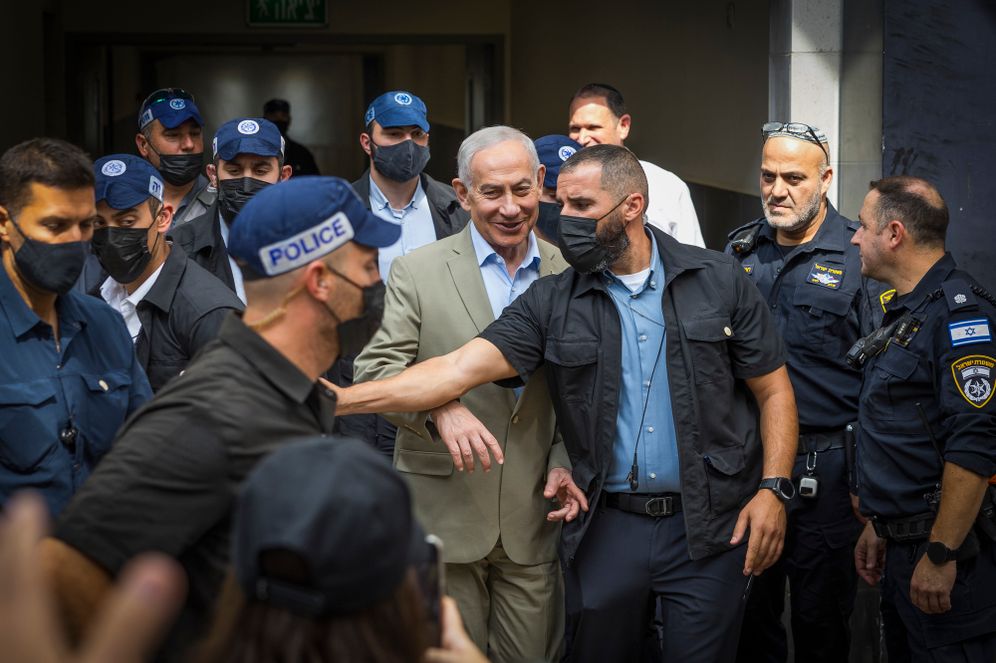 Liron Moldovan/Flash90
Le Premier ministre israélien et président du Likoud, Benjamin Netanyahou, entouré de sympathisants lors d’une visite de campagne électorale à Ashdod, dans le sud d’Israël, le 29 septembre 2026.