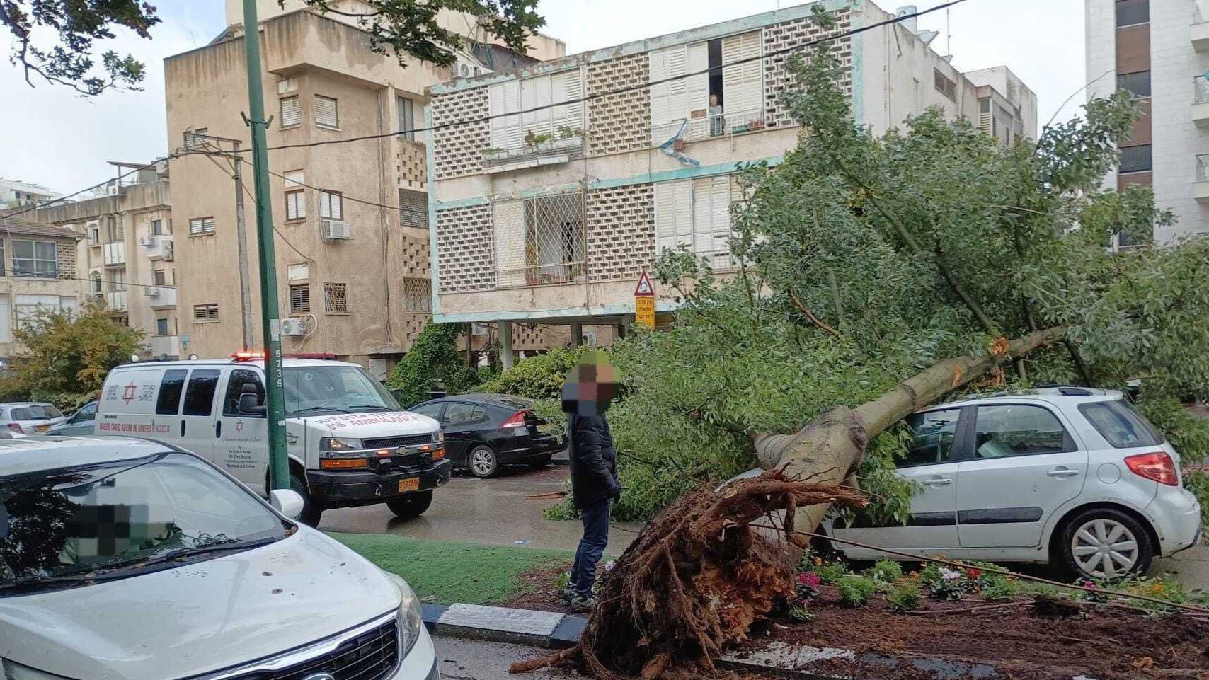 إصابة خطيرة لمسن إسرائيلي بعد سقوط شرفة منزل عليه: العاصفة "كورنارو" تبلغ ذروتها