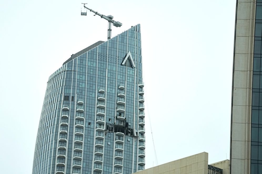 عمال يتفقدون الأضرار الناجمة عن غارة جوية بطائرة مسيرة ليلاً في فندق "أدريس كريك هاربور" في دبي، الإمارات العربية المتحدة، 12 مارس 2026.